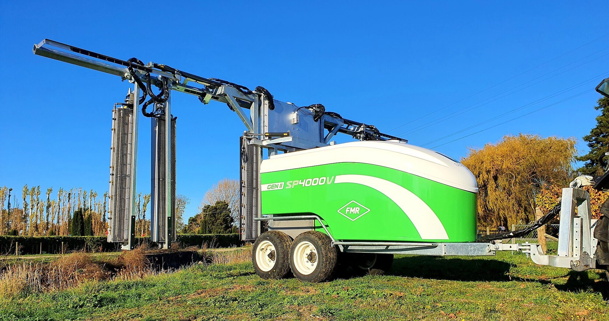 Trailed sprayer for vineyards designed to work over rows for efficient application of crop protection chemicals