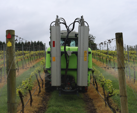 Linkage vineyard sprayer with 3 lower roll-over nozzle bodies turned over for targeted spraying